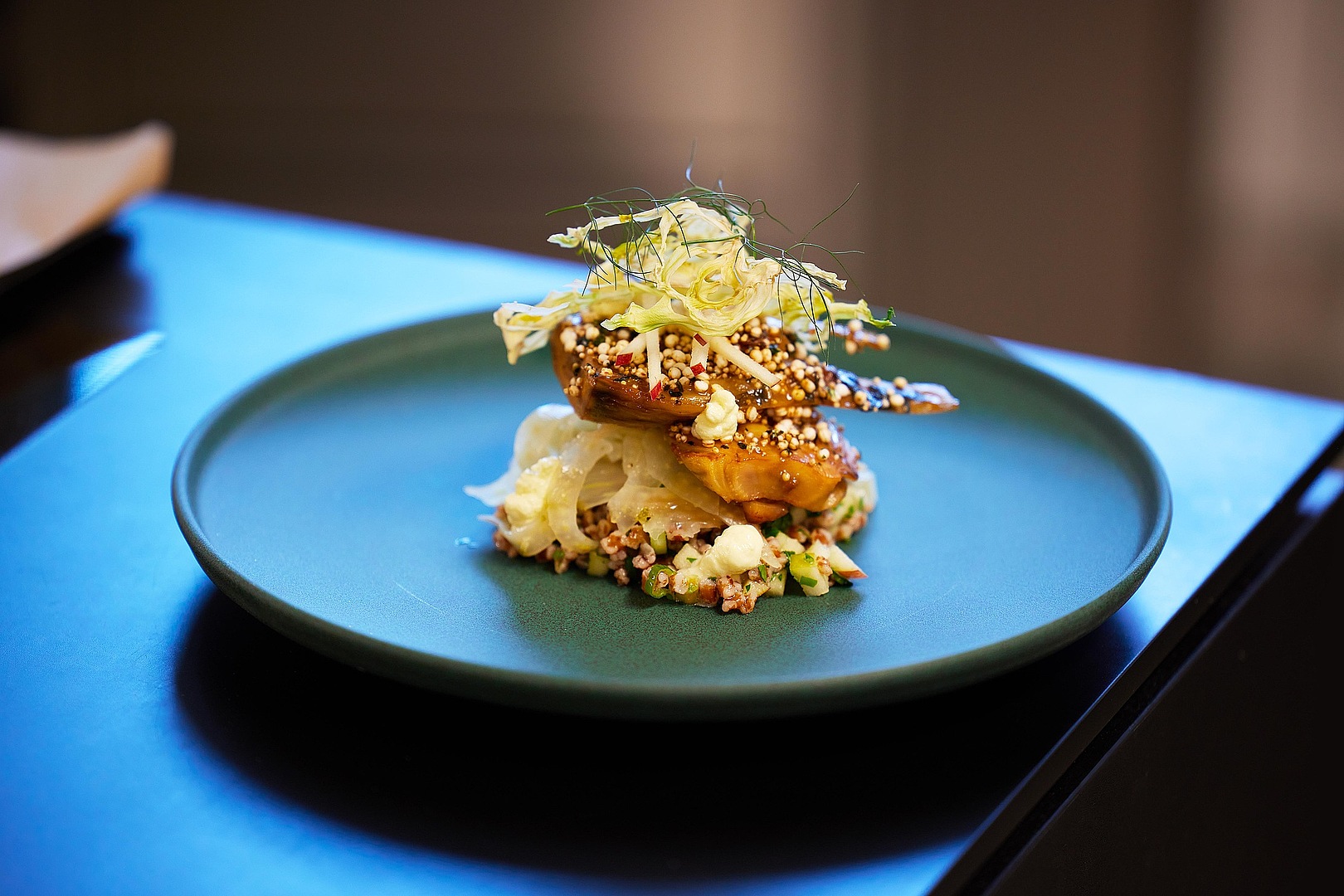 Super aromatisches, veganes Gericht mit Fenchel-Variationen auf Purpurweizen
