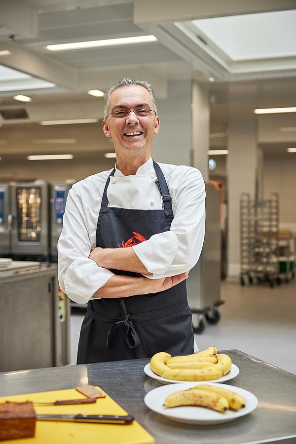 Homme avec des bananes dans la cuisine
