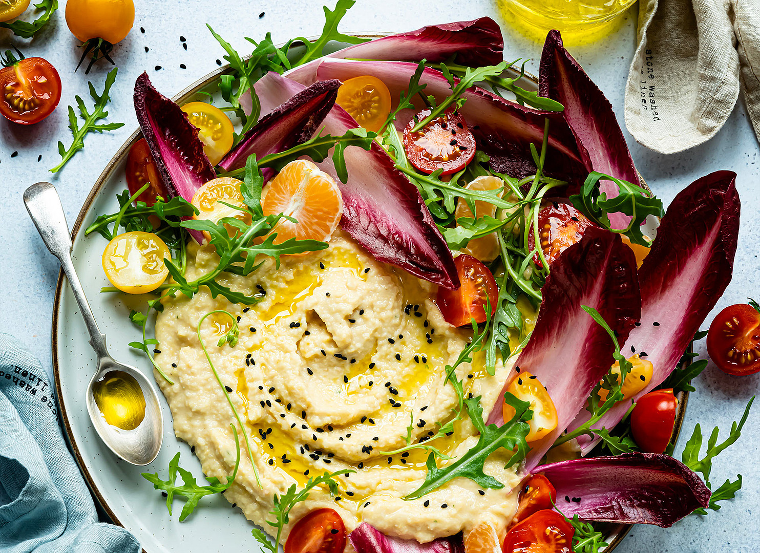 vegan hummus salat tomaten teller tisch