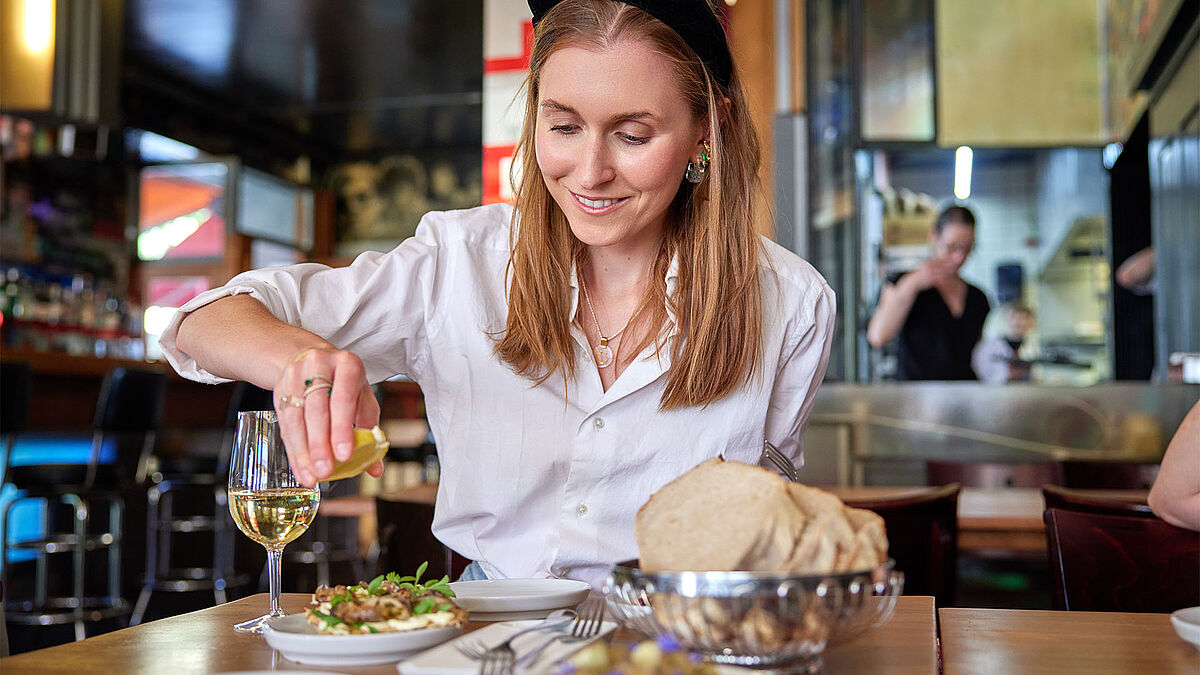 experten interview katharina probiert Essen
