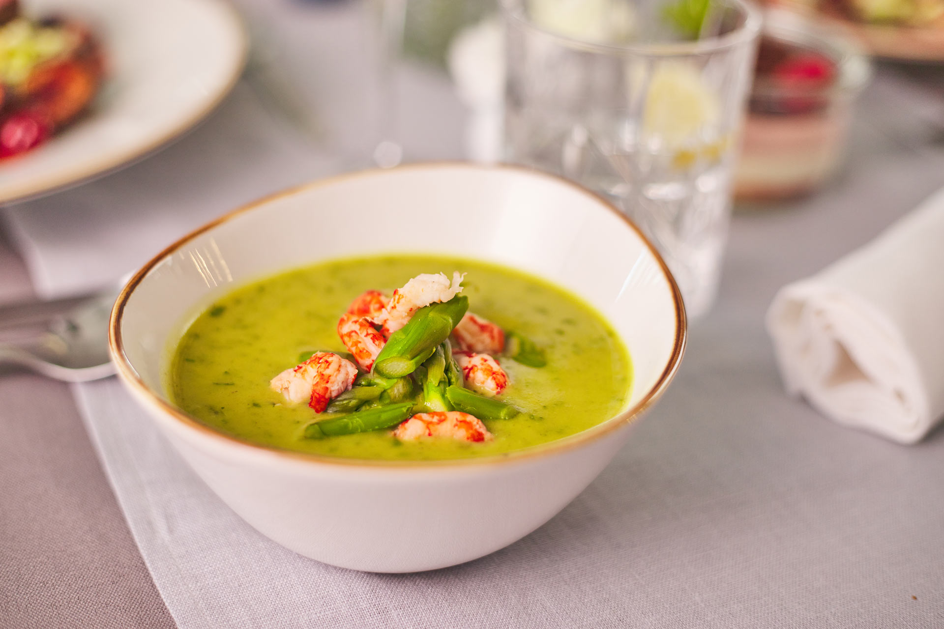 crayfish meets asparagus suppe auf dem tisch